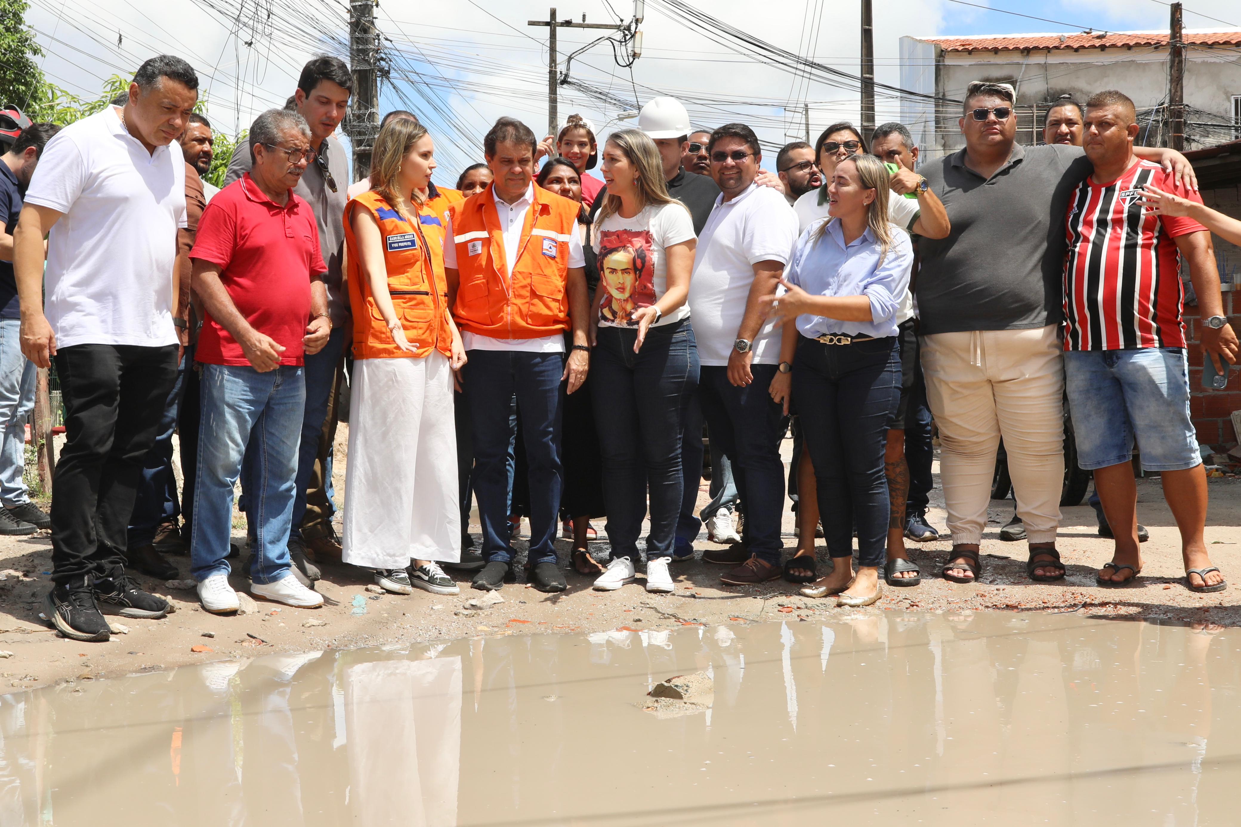 grupo de pessoas avalia a a situação de rua